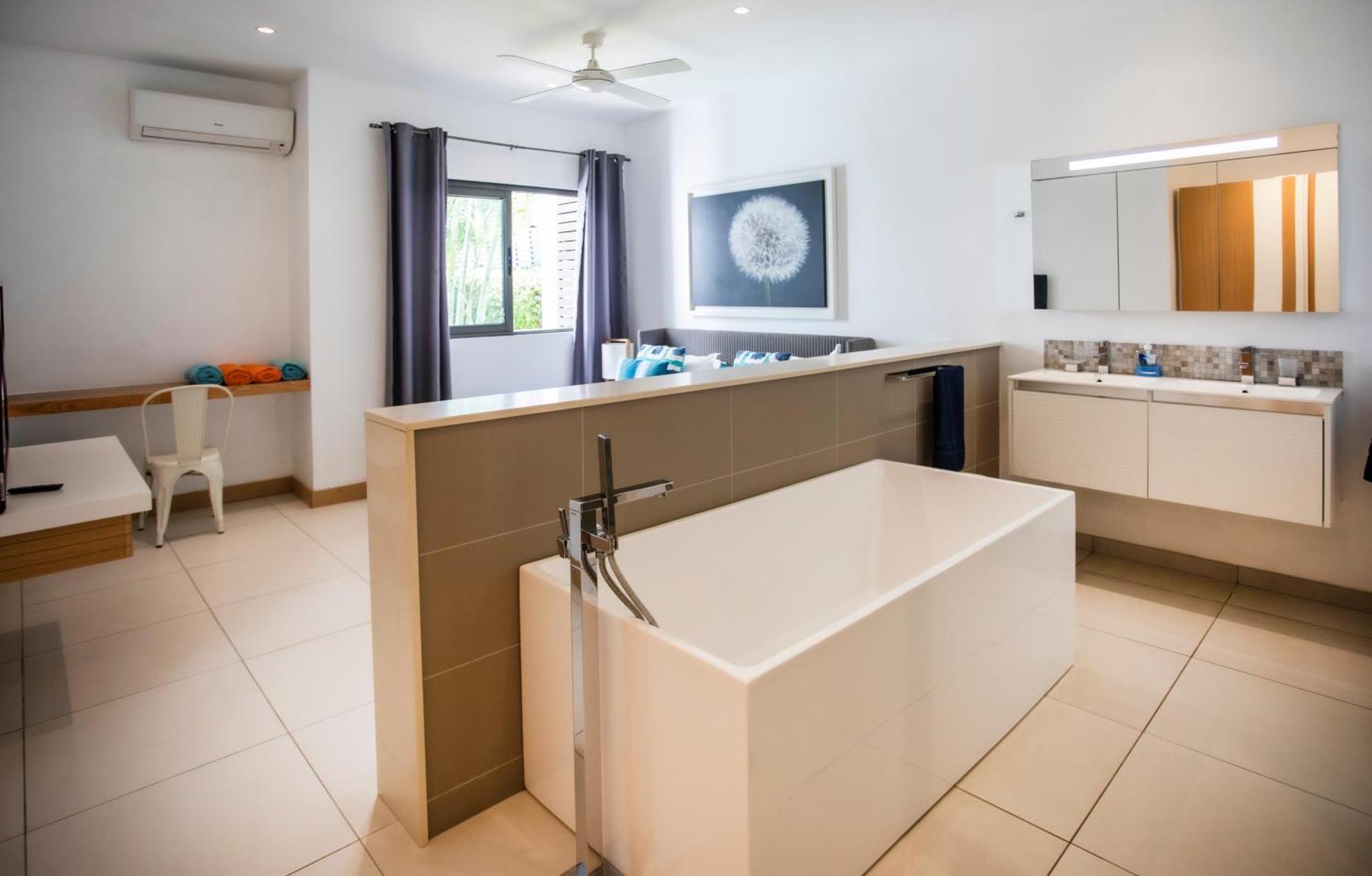 3 Pied Dans L'eau Avec Et Grande Piscine Apartment
