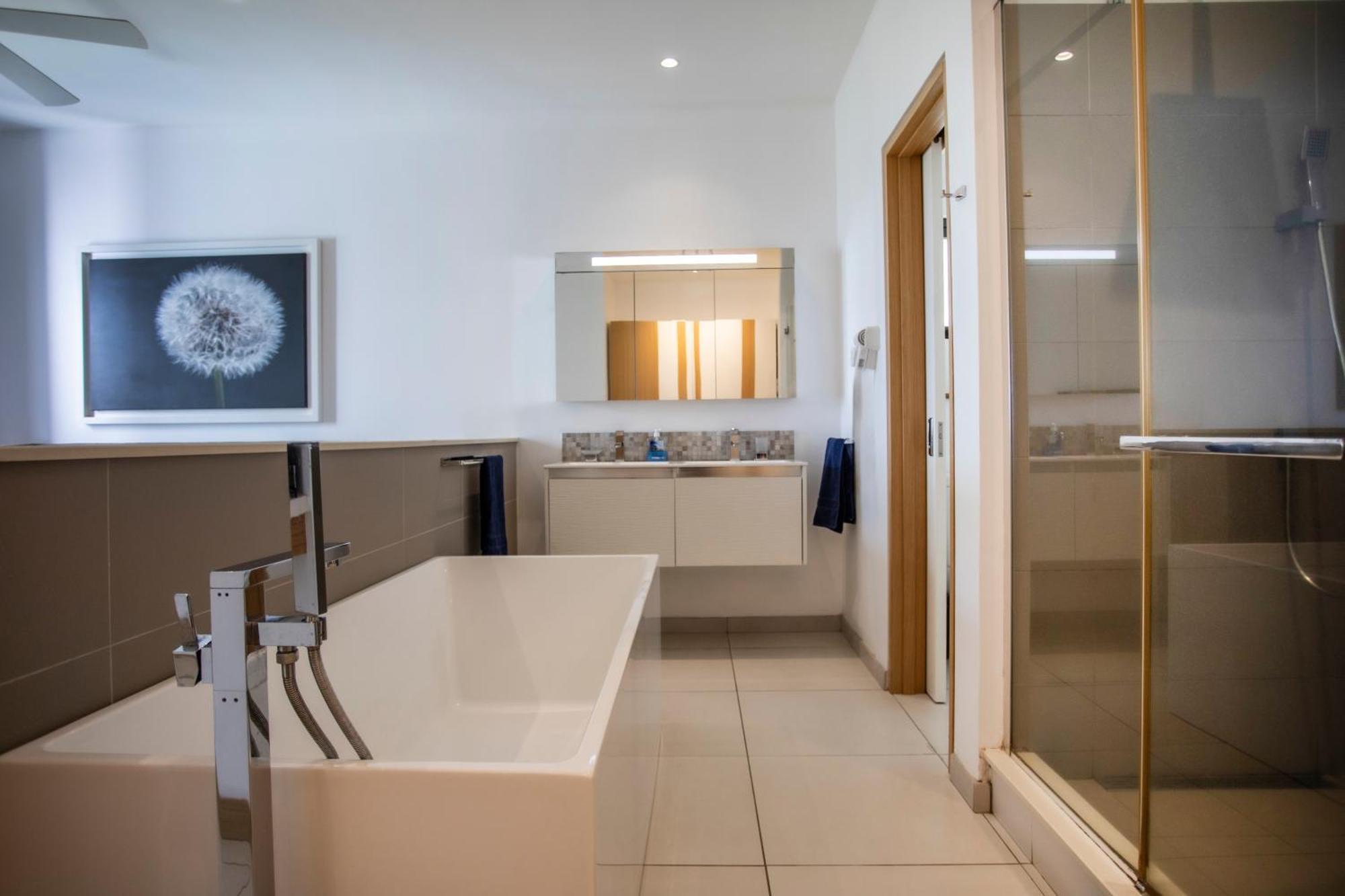 3 Pied Dans L'eau Avec Et Grande Piscine Apartment